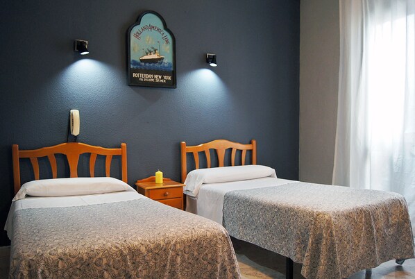 Twin Room, Private Bathroom | Free WiFi, bed sheets - Hostal Fuencarral Kryse (Madrid)