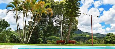 Hồ bơi ngoài trời, ghế dài tắm nắng