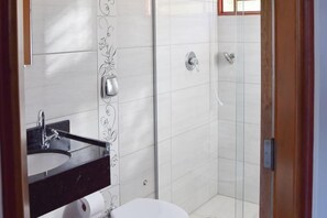 Camera doppia | Bagno | Doccia, set di cortesia gratuito