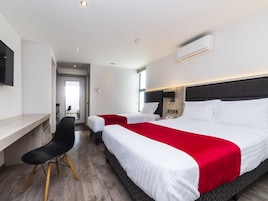 Cubrecamas, colchones Select Comfort y escritorio