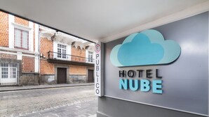 A hotel entrance with a sign reading "HOTEL NUBE" and a decorative cloud logo. - Hotel Nube, Puebla Centro (Puebla)