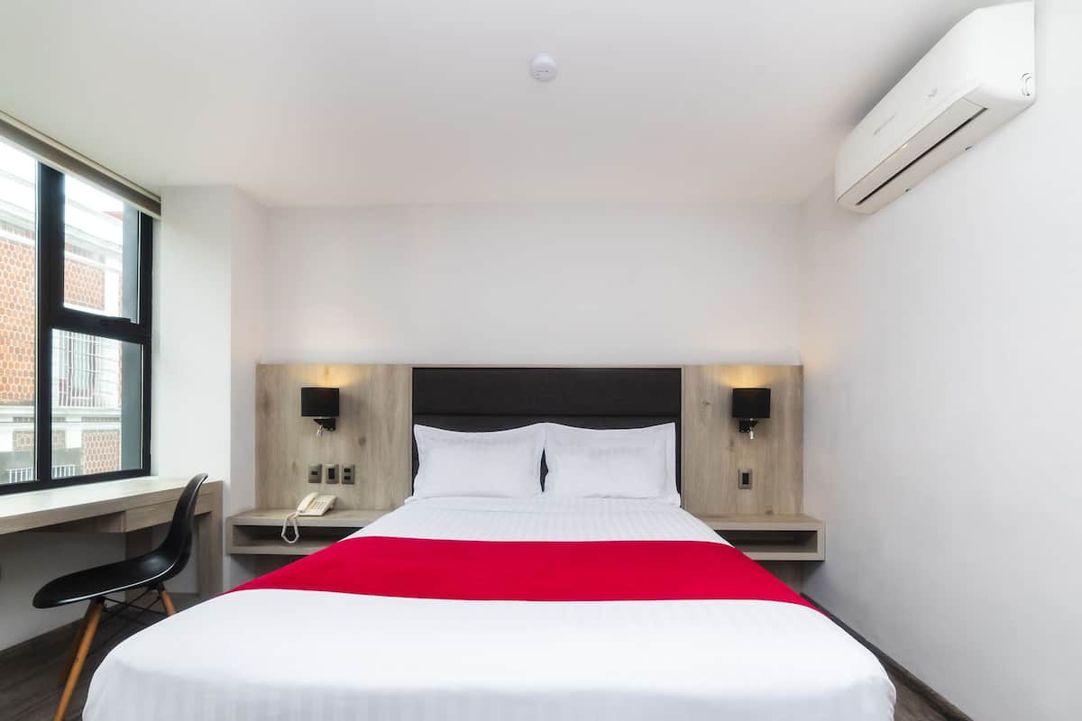 Standaard tweepersoonskamer, 1 queensize bed | Donzen dekbedden, Select Comfort-bedden, een bureau, een laptopwerkplek