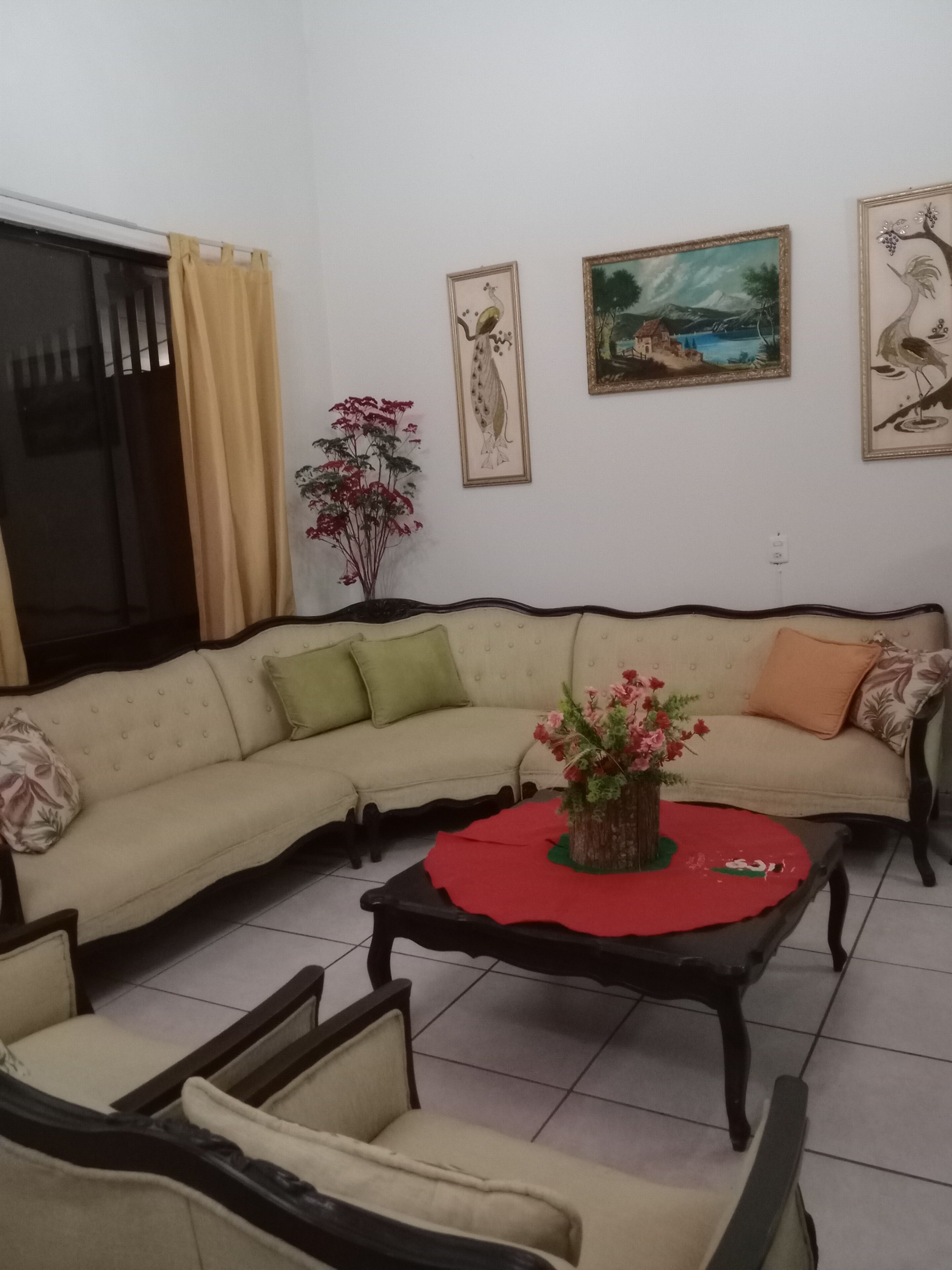 Televisión de pantalla plana de 32 pulgadas con canales por cable 