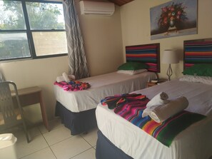 5 bedrooms, in-room safe, individually decorated, individually furnished - Hotel Antiguo (Antiguo Cuscatlán)