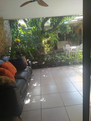 Habitación triple básica | Área de sala de estar | Televisión de pantalla plana de 32 pulgadas con canales por cable