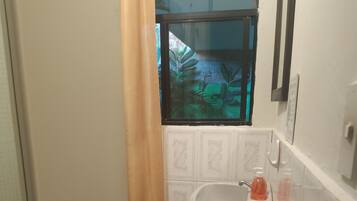 Basic Triple Room | Bathroom | Shower, free toiletries, towels