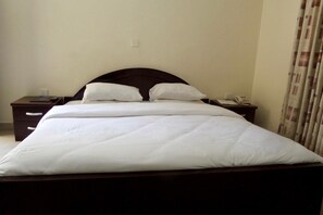 Bureau, espace de travail pour ordinateur portable, draps fournis