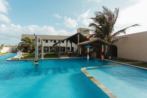 Outdoor pool, pool umbrellas, pool loungers - Pousada Blauset (São Gonçalo do Amarante)