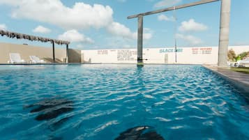 Kolam renang outdoor, dengan payung kolam renang dan kursi berjemur