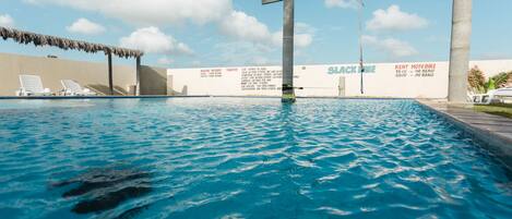 Piscine extérieure, parasols de plage, chaises longues