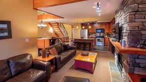 Living area - Pinnacle Ridge Chalets by Fernie Lodging (Fernie)