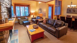Pinnacle Ridge Chalet 43-103 | Living area
