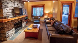 Living area - Pinnacle Ridge Chalets by Fernie Lodging (Fernie)