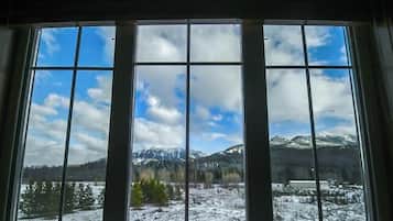 Pinnacle Ridge Chalet 45-102 | Living area | Flat-screen TV, fireplace