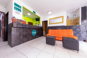 ฝ่ายต้อนรับ