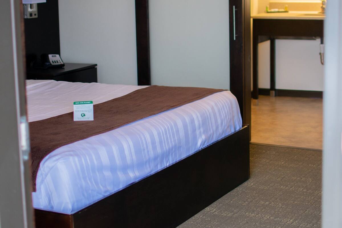 Kamer, 1 kingsize bed, toegankelijk voor mindervaliden, niet-roken (downstairs) | Luxe beddengoed, een bureau, een laptopwerkplek