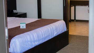 Chambre, 1 très grand lit, accessible aux personnes à mobilité réduite, non-fumeur (downstairs)