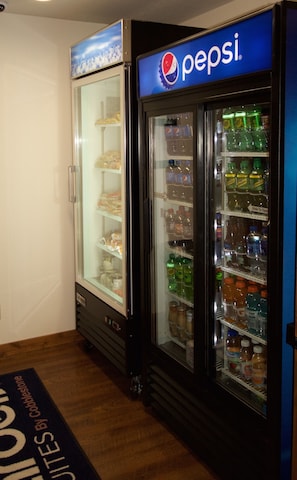 Vending machine - Boarders Inn & Suites by Cobblestone Hotels - Syracuse (Syracuse)