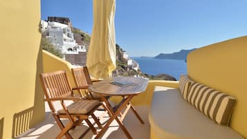 Earth House Volcano View | Terrace/patio