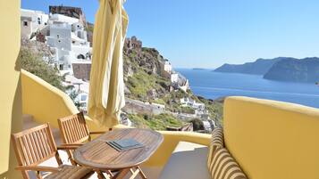 Earth House Volcano View | Terrace/patio