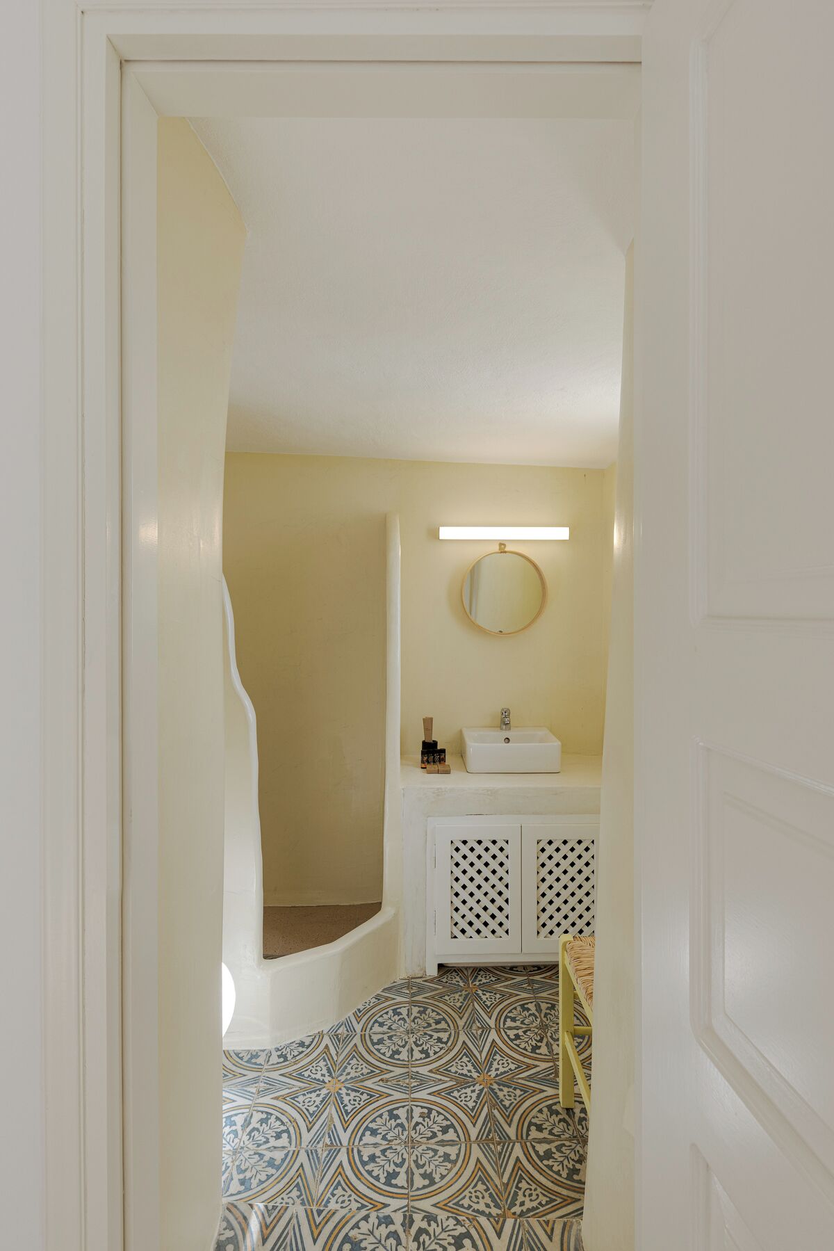 Dusj, designertoalettartikler, hårføner og tøfler