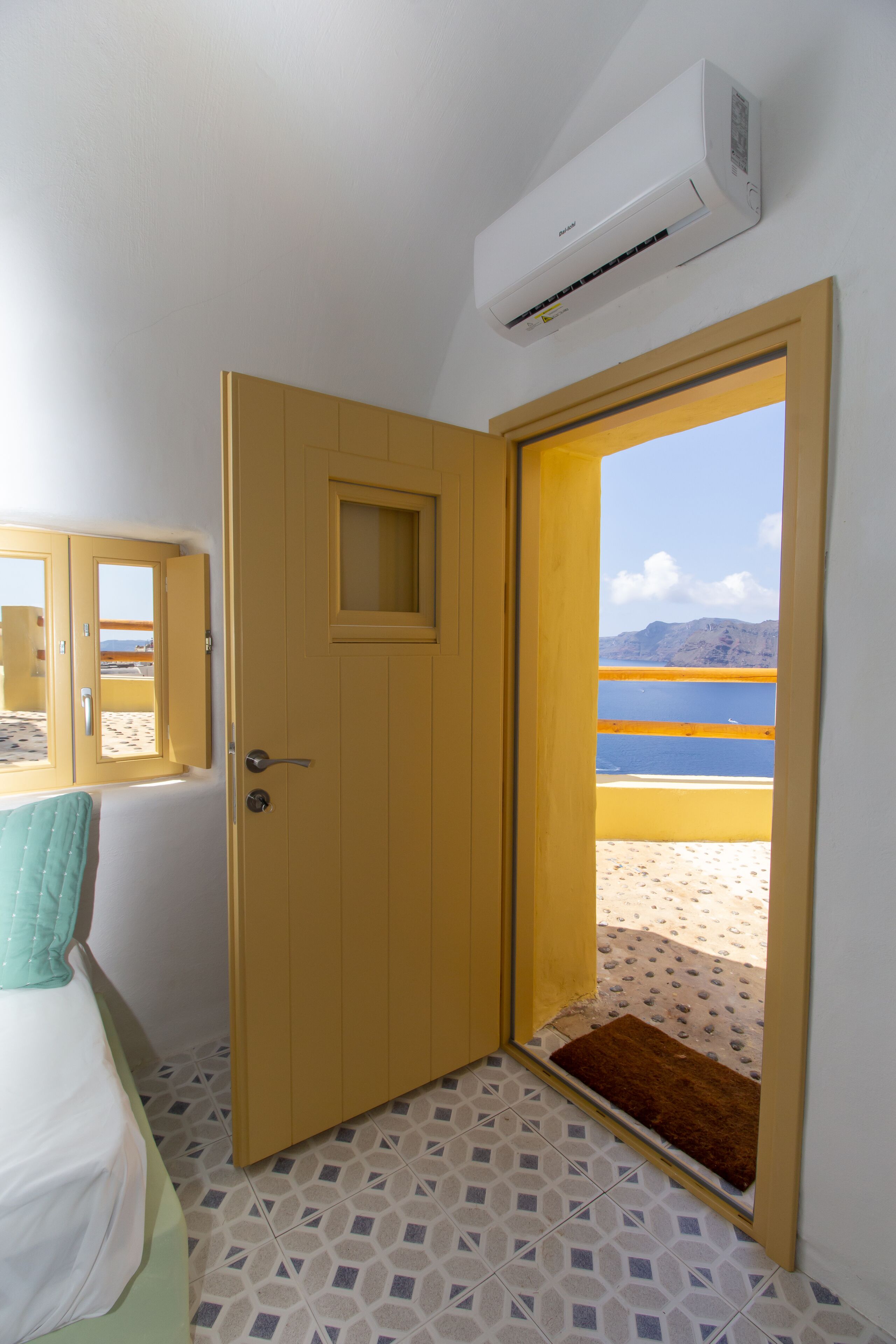 Cave Studio Volcano View | Décoration personnalisée, ameublement personnalisé