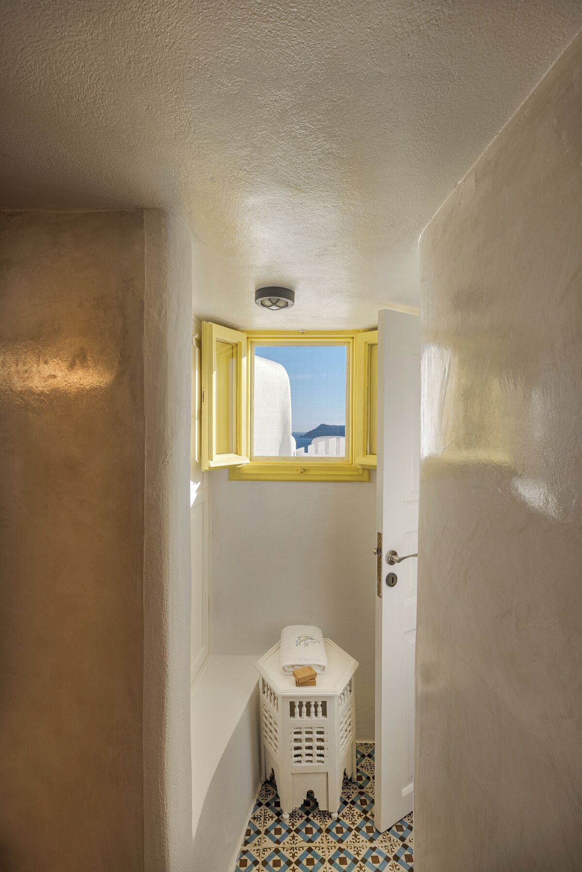 Earth House Volcano View | Badezimmer | Dusche, Designer-Toilettenartikel, Haartrockner, Hausschuhe