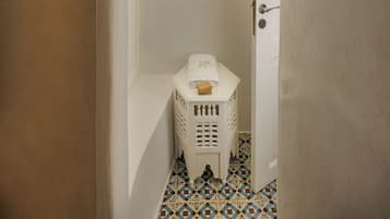 Earth House Volcano View | Badezimmer | Dusche, Designer-Toilettenartikel, Haartrockner, Hausschuhe