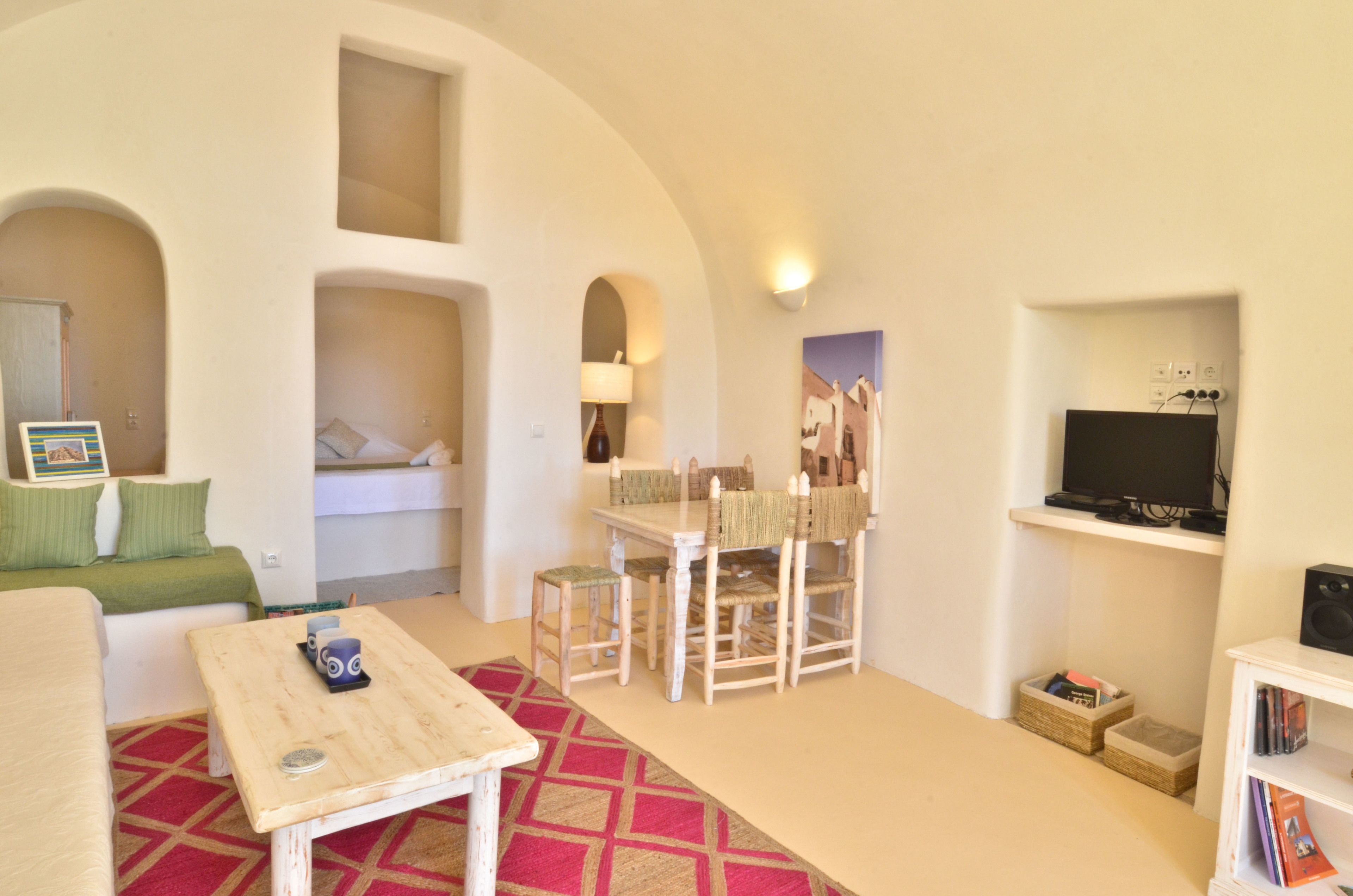 Earth House Volcano View | 거실 공간 | 위성 채널 시청이 가능한 31인치 평면 TV, 플라스마 TV