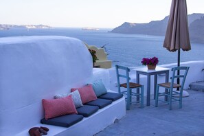 Just Blue House Dome Terrace Volcano View | 獨特裝潢、布置獨特、隔音、熨斗/熨衣板