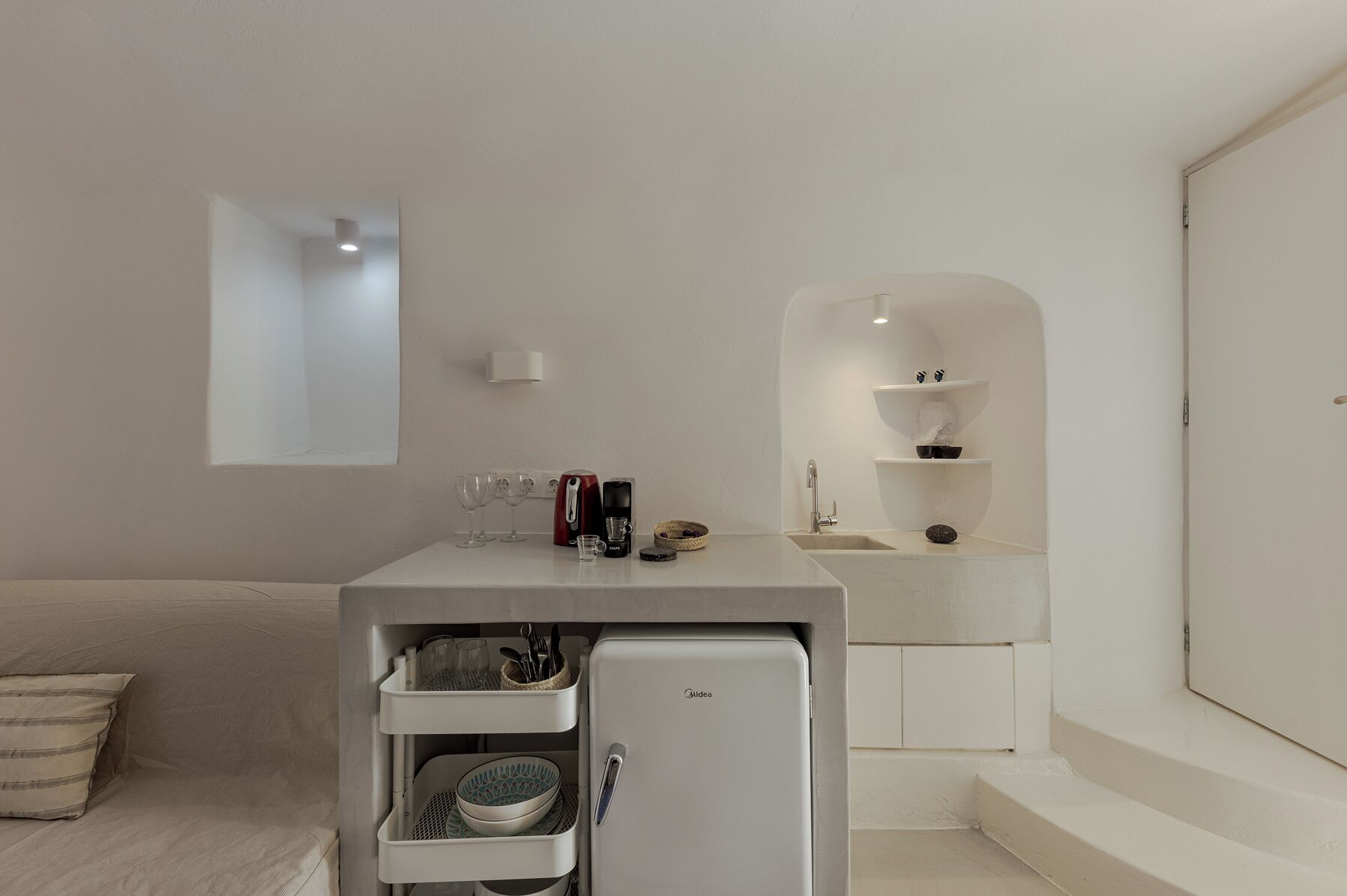 Grand réfrigérateur, four, plaque de cuisson, cafetière/bouilloire