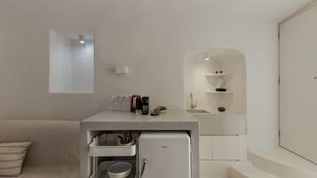 Grand réfrigérateur, four, plaque de cuisson, cafetiÚre/bouilloire