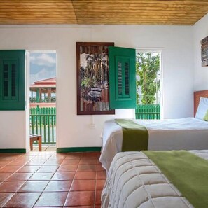 Standard Family Room- Caracolillo | Setrika/meja setrika dan seprai linen