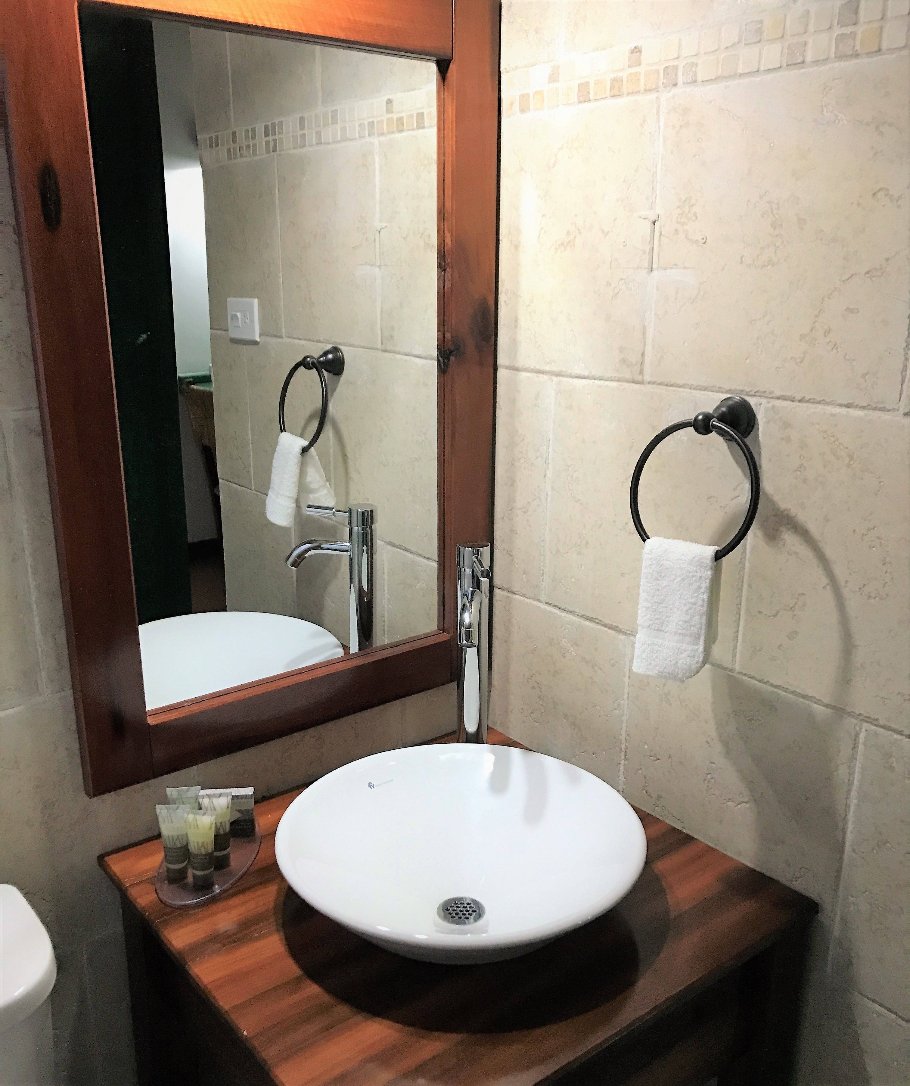standard queen room economy- robusta ii | bathroom | shower, rainfall showerhead, free toiletries, towels