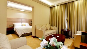 Combined shower/tub, free toiletries, hair dryer, slippers - Delight Hotel Dalian (Dalian)