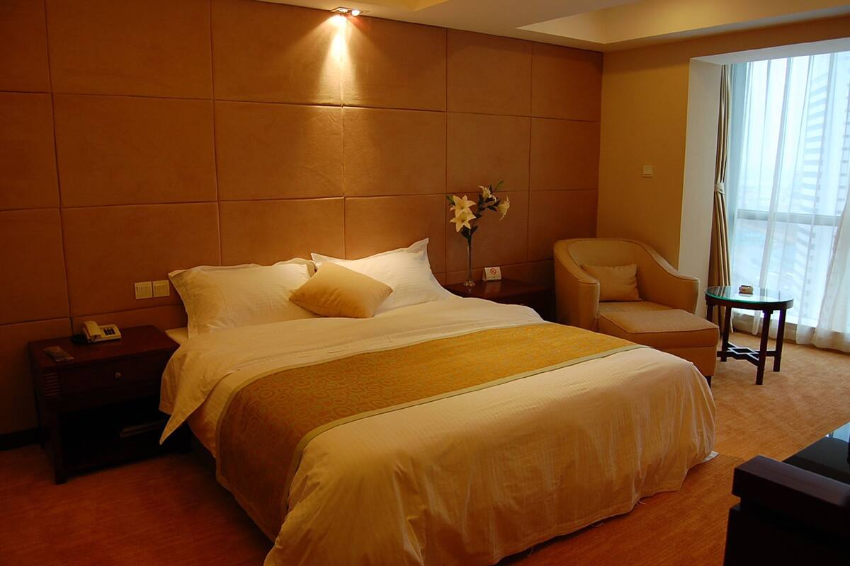 Premium bedding, minibar, in-room safe, desk