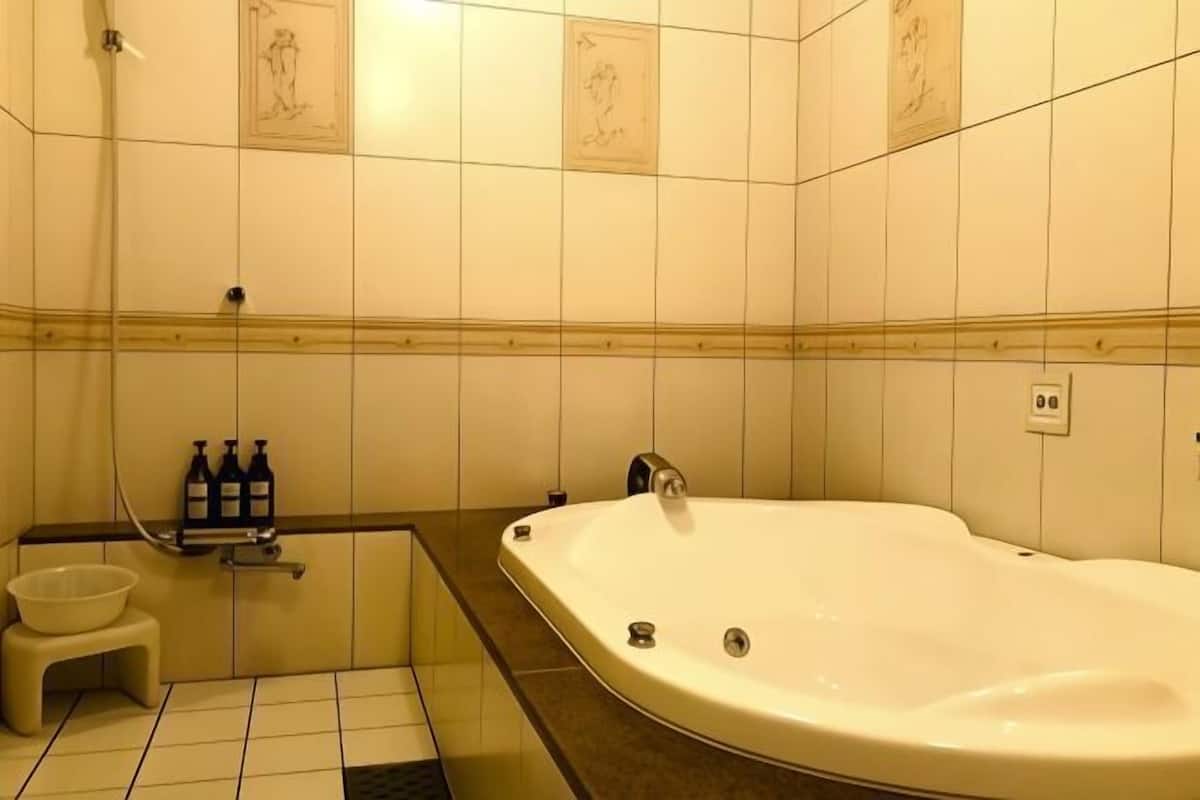 Badrum | Badkar och dusch, gratis toalettartiklar, hårtork och tofflor