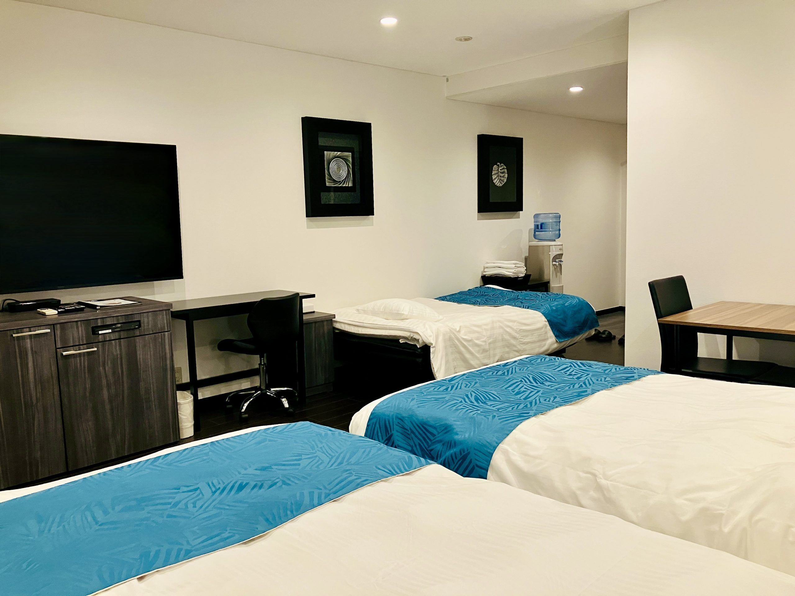 Chambre Triple, plusieurs lits, non-fumeurs (Accessible Room) | Bureau, Wi-Fi gratuit, draps fournis