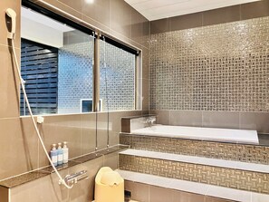 Zweibettzimmer, 2 Einzelbetten, Nichtraucher | Badezimmer | Badewanne und Dusche (separat), kostenlose Toilettenartikel