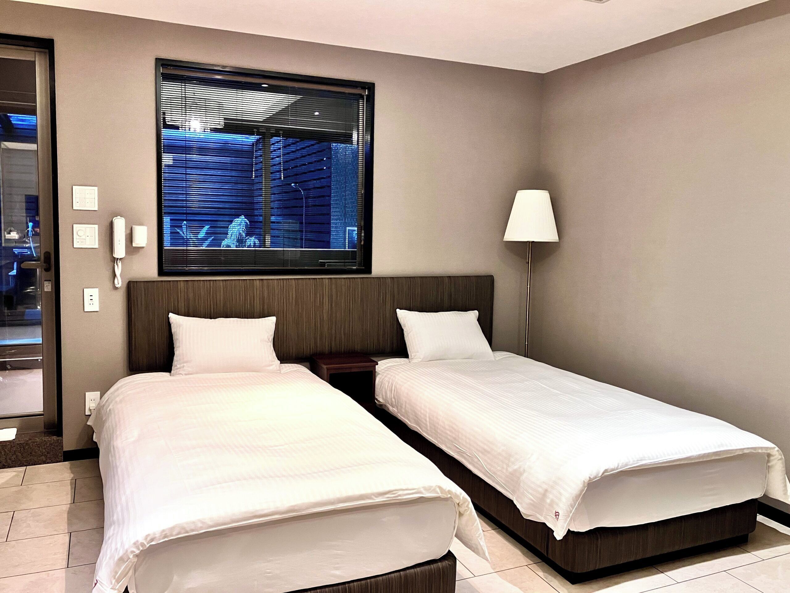 Chambre avec lits jumeaux, 2 lits une place, non-fumeurs | Bureau, Wi-Fi gratuit, draps fournis