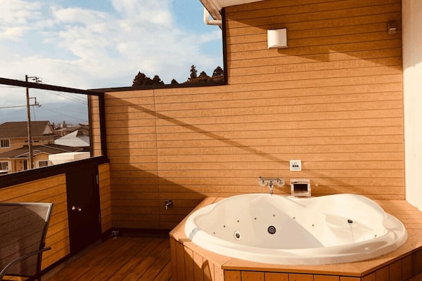 Executive Twin Room, Multiple Beds, Jetted Tub, Mountain View | Desk, free WiFi, bed sheets