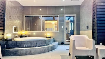 Bañera y ducha independientes, artículos de tocador gratuitos