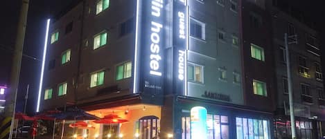 施設の正面 (日没後)