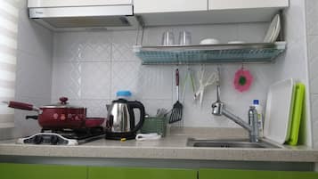 Room (Korean Ondol 10 PY) | Private kitchenette | Full-size fridge, stovetop, electric kettle, cookware/dishes/utensils
