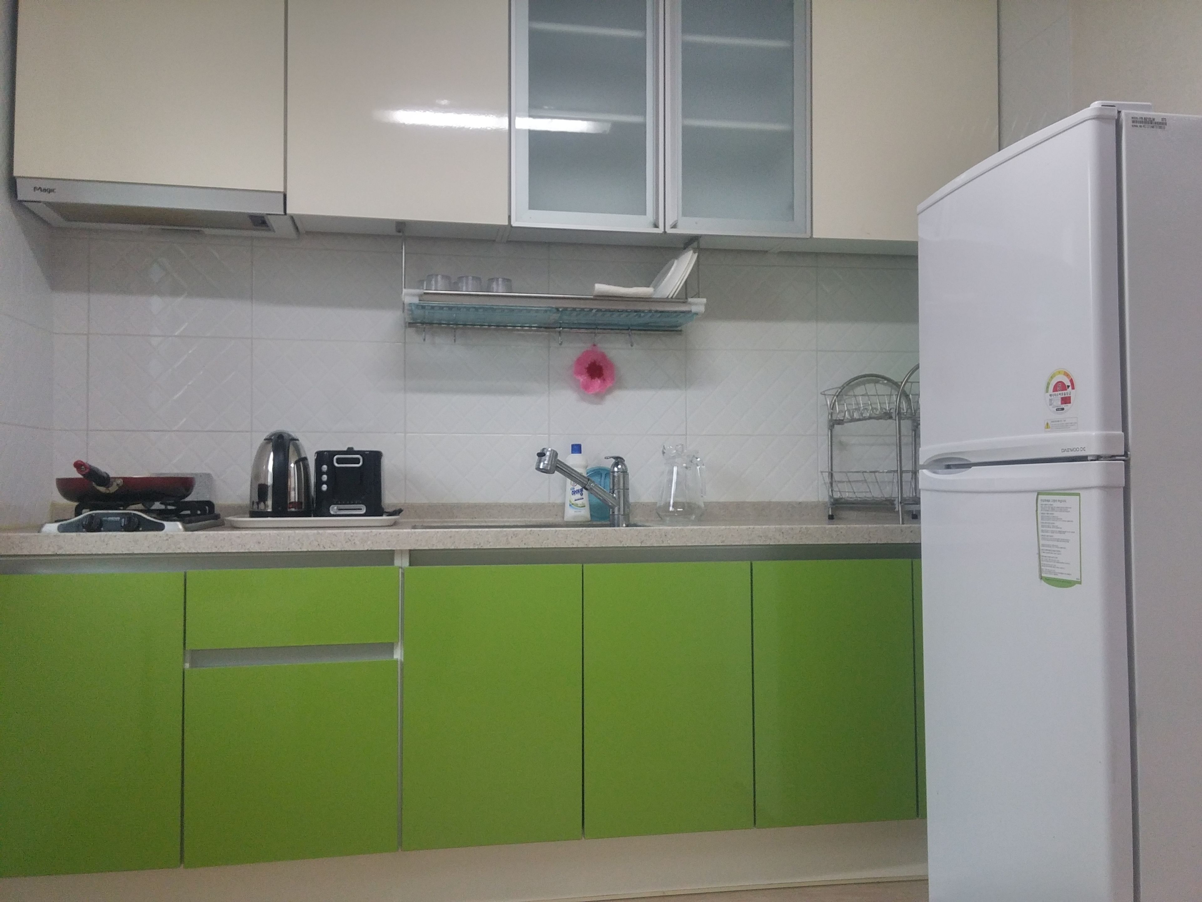 Refrigerador con freezer, placa de cocina, tetera/pava eléctrica