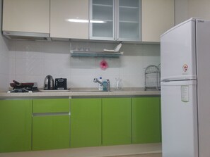 共用宿舍, 僅限男士 (6 persons) | 私人小型廚房 | 大型冰箱、爐台、電熱水壺、鍋具/餐盤/廚房用品