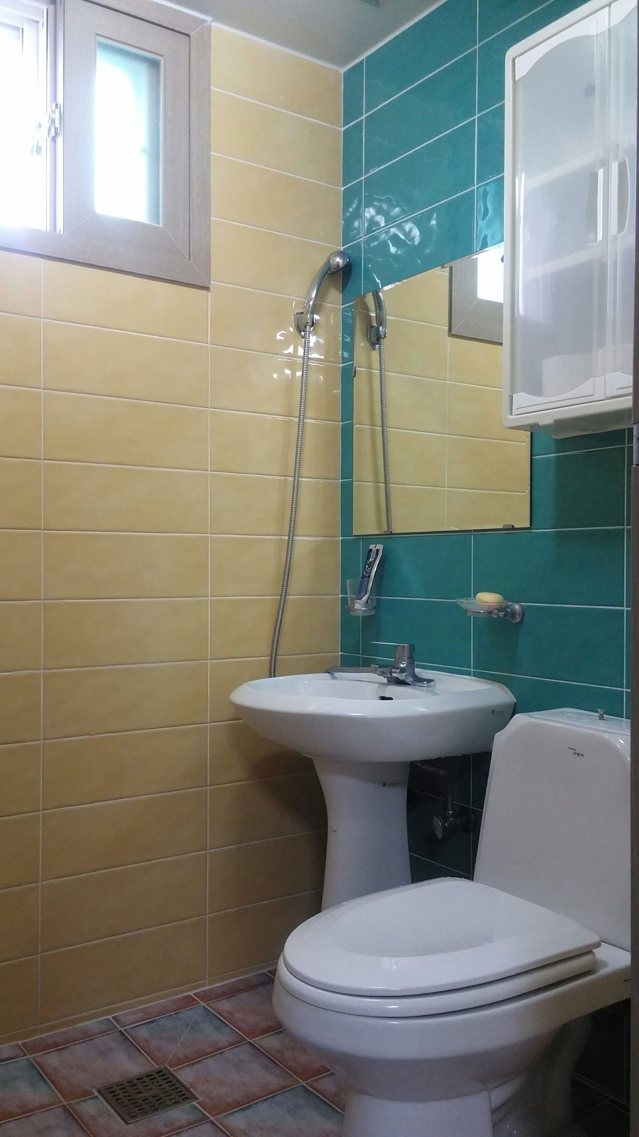 Ducha, artículos de tocador gratuitos, secador de pelo, pantuflas