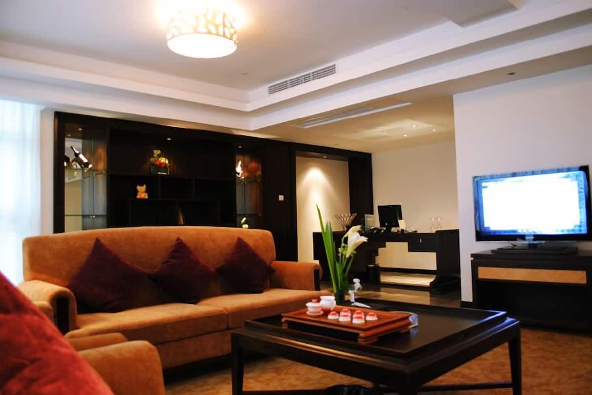 Ein modernes Wohnzimmer mit einer Couch, einem Couchtisch und einem Fernseher.