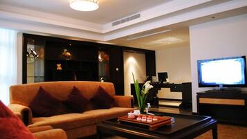 Business King Room | Living area | TV