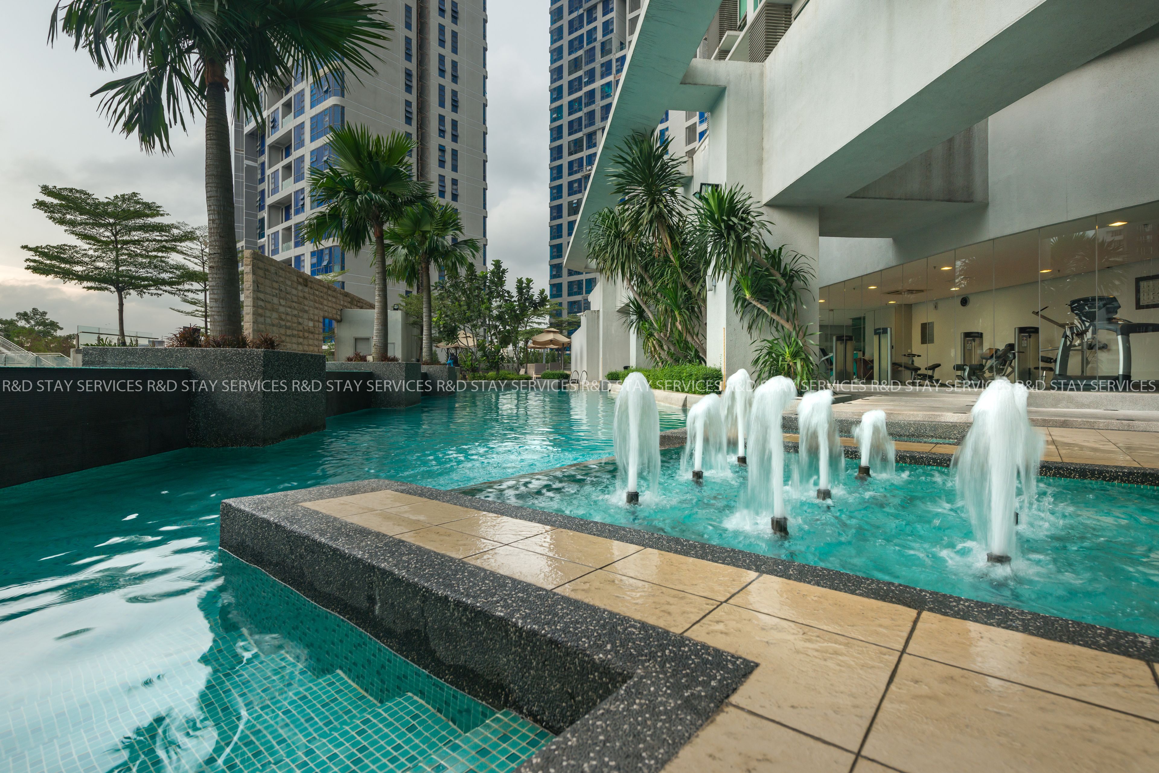 outdoor pool, open 9:00 am to 7:00 pm, lifeguards on site